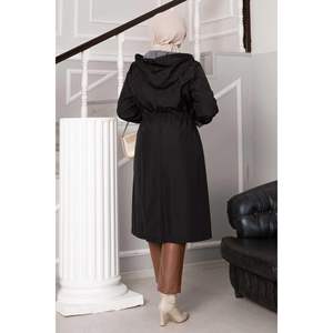 Gabardina de corte ancho para mujer en negro con diseño de cremallera de túnel en la cintura - Product Image 3