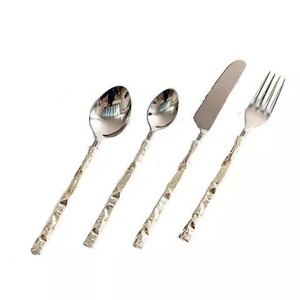 Cuchara de Metal de latón chapado en oro Cuchara de prueba de acabado brillante de diseñador hecho a mano para uso en la cocina del hogar Artículo de cubiertos - Product Image 6