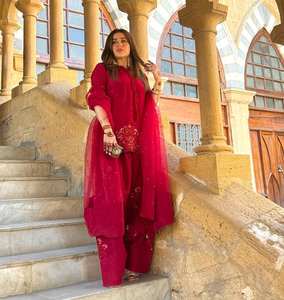 Elegante conjunto de Kurta adornado con detalles de cuentas y ropa de fiesta festiva Dupatta para mujeres Glamorous Ethnic Look - Product Image 1