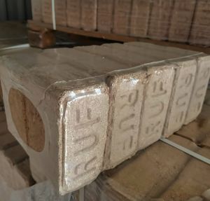 Briquettes de bois à bas prix en vente, fabriquées à partir de sciure de bois compressée, adaptées aux poêles et aux foyers ouverts. - Product Image 1