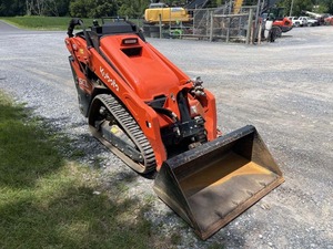 Chargeuse compacte Kubota SCL1000 2023 avec godet frontal, capacité de charge nominale de 1 tonne, pompe hydraulique pour usage agricole et de construction - Product Image 2