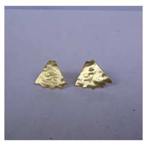 Pendientes de tuerca triangulares dorados martillados de edición limitada con borde ondulado irregular joyería artesanal minimalista geométrica moderna - Product Image 1