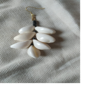 Pendientes de concha de vaca hechos a medida, hechos de conchas naturales, ideal para uso por diseñadores de joyería de moda y accesorios de moda - Product Image 1