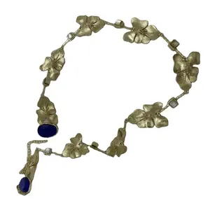 Vergoldete stilvolle Designer-Halskette aus Blumen und Edelstein Hochwertige hand gefertigte vergoldete Metallperlen-Halskette aus Messing