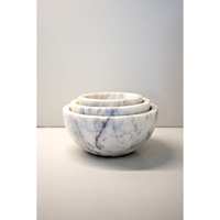 Handgemaakte gepolijste natuurlijke witte marmeren schaal op voet, luxe decoratieve schaal, elegante moderne ecovriendelijke woondecoratie