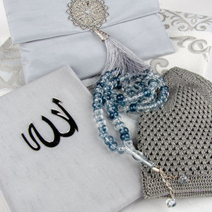 Set de Regalo de Oración Gris Yaseen, Alfombra de Oración, Tasbih, Gorro Kufi y Libro de Yaseen en Bolsa Shantung, Regalo Perfecto para el Día del Padre y para el Novio - Product Image 3