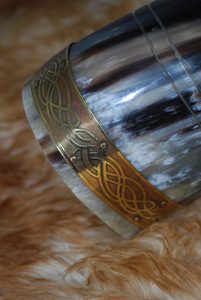 Corne à boire viking de qualité supérieure, personnalisée, naturelle, artisanale, écologique, polie, pour la maison, les restaurants et les hôtels, en provenance d'Inde. - Product Image 3