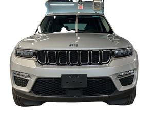 Grand Cherokee 4xe 4WD hybride SUV d'occasion 2024 avec sièges en cuir foncé, pneus R19 et volant à gauche - Product Image 6