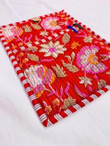 กระเป๋าใส่แท็บเล็ตผ้าฝ้ายแท้พิมพ์ลายดอกไม้ทำด้วยมืออินเดียปกหนังสือ Mac แบบกระดุมปิดดีไซน์แบบเย็บ - Product Image 4