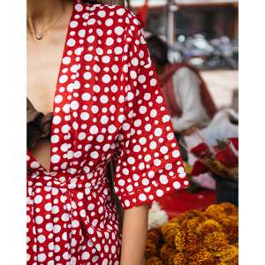 Traje de baño rojo con lunares y pareo - Product Image 5