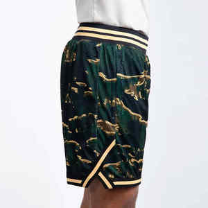 Shorts de basket-ball personnalisés en maille verte et noire avec imprimé rayures dorées motif tigre et taille côtelée - Product Image 4