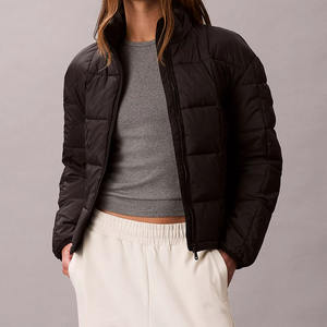 Chaqueta acolchada ligera con cuello levantado negro personalizado de último diseño, chaqueta de burbujas resistente al agua, chaqueta acolchada de plumón de ganso para mujer - Product Image 1
