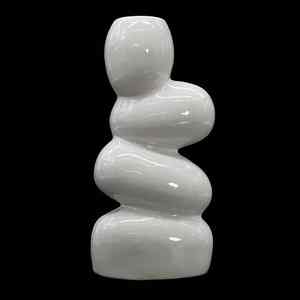 Décoration minimaliste en poterie blanche avec des éléments verts pour la table de la maison. Artisanat céramique moderne fait main avec des formes abstraites superposées. - Product Image 4