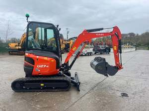 Mini-excavatrice Kubota U27-4 rouge sur chenilles, capacité de la benne de 0,12 m³, rayon de braquage court, composant moteur essentiel - Product Image 3