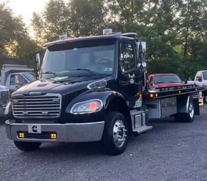 Camions de remorquage à plateau basculant Freightliner 2017 en stock – Moteur diesel Cummins, transmission automatique, camion d'occasion pour expédition mondiale - Product Image 3