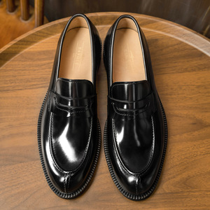 Mocasines de estilo coreano para hombre, para uso formal y casual, zapatos de cuero brillante, zapatos de punta ancha para hombre. - Product Image 1