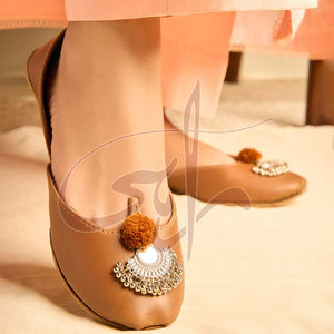 Khussa de Mujer Hecha a Mano con Parte Superior de Cuero Sintético Estampado Antideslizante de Alta Calidad y Tendencia de Moda - Product Image 3