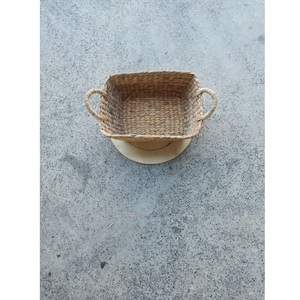 Cestas de almacenamiento hechas a mano directas de fábrica Material de jacinto de agua Cesta rectangular de varios tamaños ecológica Asas retorcidas - Product Image 1