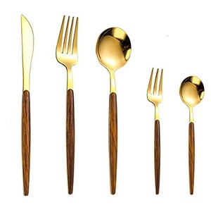 Ensemble de couverts en métal plaqué or de nouveau style avec poignée mince en bois pour la vaisselle de maison et de restaurant - Product Image 1