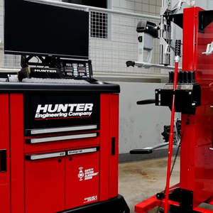 Máquina de Alineación de Ruedas 3D Hunter HD Usada, Elevador de Cuatro Postes para Alineación de Ruedas de Automóviles a Precio Económico - Product Image 1