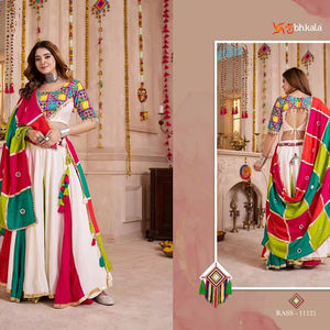 Collection de robes de bal multicolores de créateur pour Navratri Chaniya Choli en dentelle brodée avec ceinture Longueur au sol Robes imprimées Garba - Product Image 2