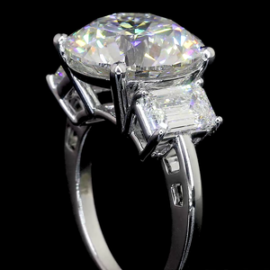 Anillo de tres piedras de oro blanco de 14K redondo y corte esmeralda elegante - Product Image 4