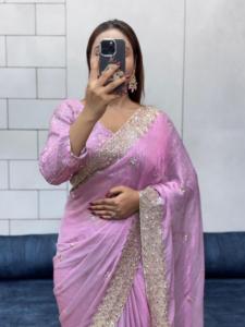 Saree Mose de style moderne avec broderie riche et travail de séquence Chemisier clouté en tissu de soie satiné pour toutes les occasions - Product Image 2