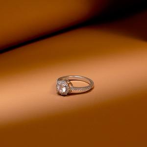 Anillo de compromiso elegante de oro de 14 quilates con diamante cultivado en laboratorio de 1 quilate EF-VS para mujer, certificado, corte brillante redondo, estilo de joyería fina. - Product Image 5