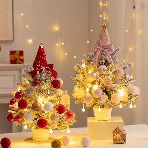 Mini sapin de Noël de bureau en PVC floqué rose avec ornements personnalisables DIY – Cadeaux parfaits et décoration de porte pour les fêtes - Product Image 3