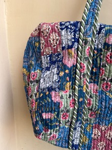 Bolsa de Mano Grande Acolchada Hecha a Mano con Diseño Floral, Duradera, de Lujo, Deportiva, Informal, de Algodón con Parches, Cierre de Cremallera, para Viajes de Fin de Semana - Product Image 3