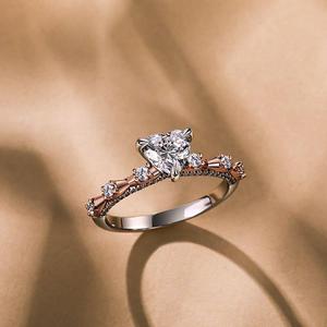 Anillo de Compromiso Jeulia de Dos Tonos con Forma de Corazón y Diamantes - Product Image 4
