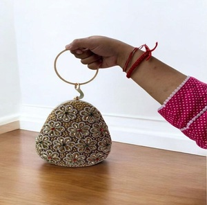 คลัทช์เรซิ่นแฟชั่นคุณภาพระดับพรีเมี่ยมสำหรับผู้หญิงที่ต้องมีอุปกรณ์เสริมสำหรับงานแต่งงานโอกาสพิเศษพร้อมขาย - Product Image 1