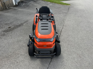 รถแทรกเตอร์ตัดหญ้า Husqvarna TC 220T ปี 2026 ขนาด 108 ซม. กำลัง 19.5 แรงม้า เครื่องยนต์สองสูบ ระบบส่งกำลังไฮโดรสแตติก ถังเก็บหญ้าขนาด 350 ลิตร แบบนั่งขับ - Product Image 2