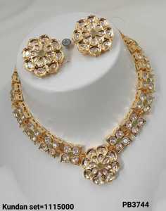Ensemble collier avec boucles d'oreilles et Mangtika pour femmes Flower Design superbe fait à la main Kundan Fashion - Product Image 5