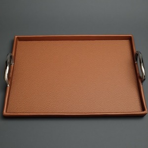 Elegante bandeja de cuero con acabado refinado y estructura duradera perfecta para organizar accesorios o servir bebidas con elegancia - Product Image 1