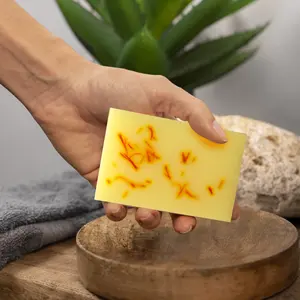 Barra de baño de azafrán orgánico al por mayor a granel | Jabón hidratante profundo, realce y aclaramiento de piel natural de etiqueta privada OEM - Product Image 4