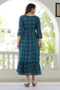 Kurti indien à manches trois-quarts et col rond, imprimé de styliste avec broderie florale - Product Image 2