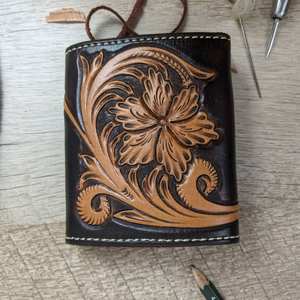 Cartera de Cuero Genuino 100% Hecha a Mano, Diseño Geométrico Triple, Bloqueo RFID, Estilo Vintage de Lujo, Impermeable, Unisex, Corta, con Estampado Floral - Product Image 1