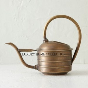 Lata de agua de metal con acabado de latón de moda con un pico curvo largo para un riego preciso y elegante a precio de mayorista - Product Image 1