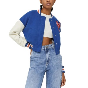 Chaquetas universitarias recortadas a la moda para mujer con logotipo personalizado y mangas de piel de oveja, diseño corto con relleno de algodón transpirable - Product Image 1