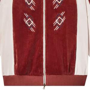 Veste de survêtement Sopranos Pie-O-My avec broderie de cheval cousue en chaîne et velours de coton biologique pour plus de confort et de style - Product Image 5