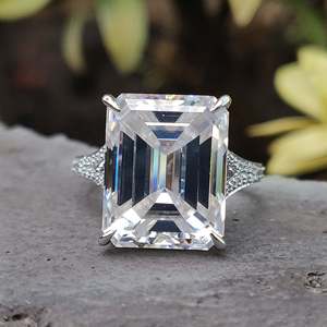 Bague de fiançailles et de mariage en or blanc 10 carats avec halo caché en émeraude taille émeraude de 11 carats, cultivée en laboratoire, pour elle - Product Image 1