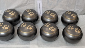 Urna Funeraria para Mascotas con Grabado de Huella Dorada |   Urnas Funerarias de Metal para Mascotas al por Mayor - Product Image 5