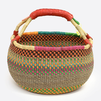 Panier Bolga africain artisanal de luxe avec poignée en cuir pour rangement décoratif et transport élégant au marché