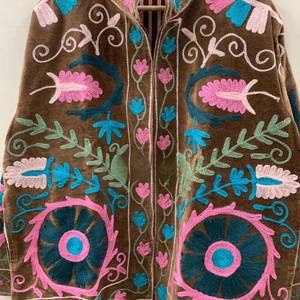 เสื้อแจ็คเก็ตบอมเบอร์ปักลายซูซานีกำมะหยี่ทำมือสำหรับฤดูหนาว |   เสื้อคลุมงานแต่งงานแบบเทศกาล |   เสื้อคลุมลายดอกไม้ Duster - Product Image 2