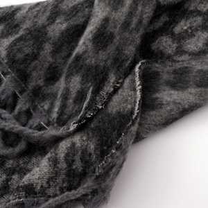 ผ้าพันคอไหมพรมลายเรียบแบบหนาพิเศษ ผลิตจากโพลีเอสเตอร์ที่อ่อนโยนต่อผิว สวมใส่ได้ทุกฤดู ให้ความอบอุ่น พร้อมปักโลโก้ตามสั่ง - Product Image 5