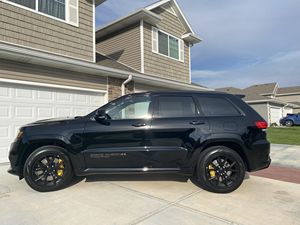 Jeep Grand Cherokee Trackhawk 2021, Bajo Kilometraje, Caja de Cambios Automática, Volante a la Izquierda, Neumáticos R20, Estado Oscuro - Product Image 5