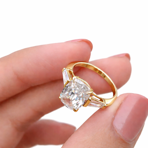 Anillo de Compromiso Clásico y Elegante con Tres Piedras de Corte Cojín y Piedras Laterales de Baguette en Oro Sólido de 14K Chapado con Diamante de Laboratorio - Product Image 4