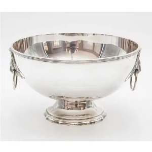 El frutero de aluminio, con su superficie lisa y fresca, se combina perfectamente con los cálidos colores de las manzanas y peras que contiene. - Product Image 3