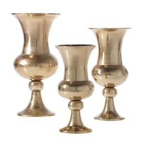 Jarrón de Metal de Estilo Antiguo con Tallado Intrincado y Atractivo Clásico, Perfecto para Interiores Tradicionales y Modernos - Product Image 1